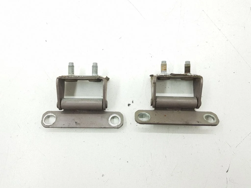 Tailgate/trunk/boot hinge