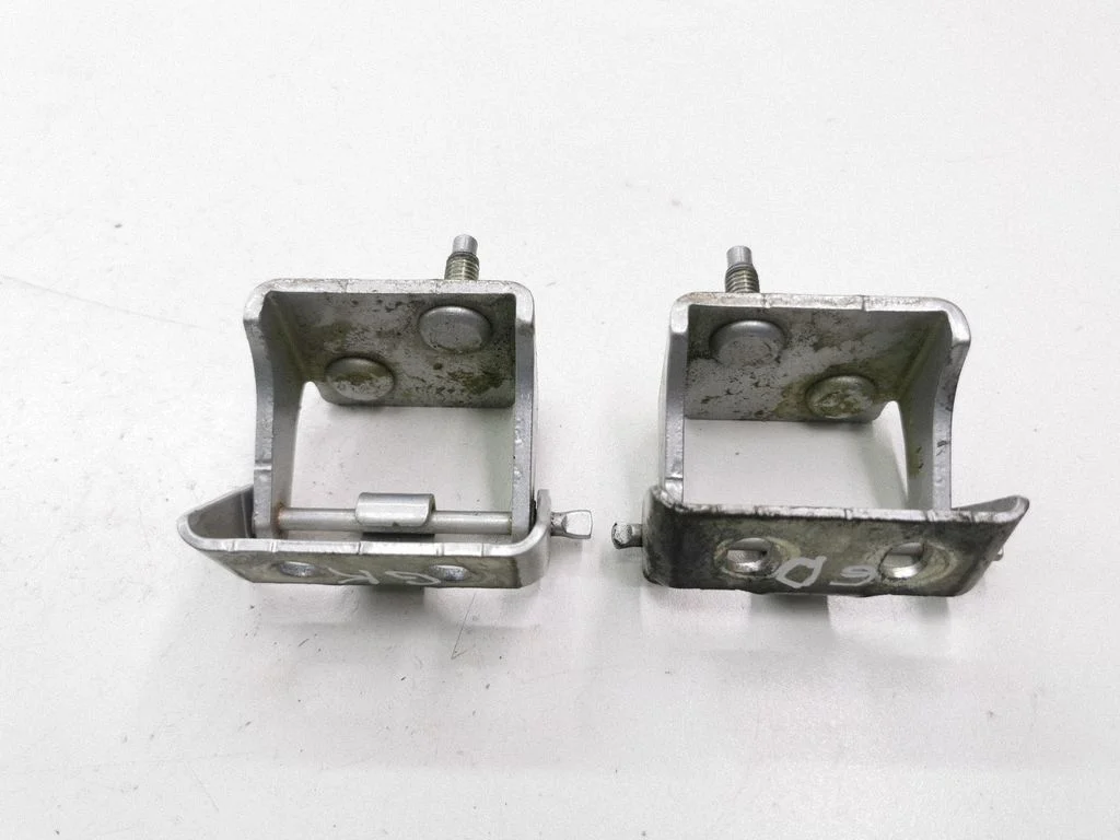 Tailgate/trunk/boot hinge
