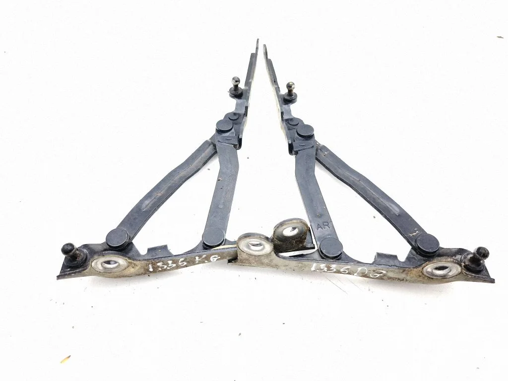 Tailgate/trunk/boot hinge