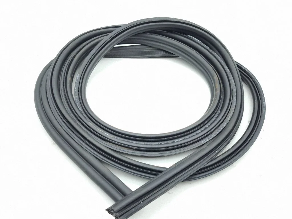 Laadimisukse tihend (kere pool) 8B5827705