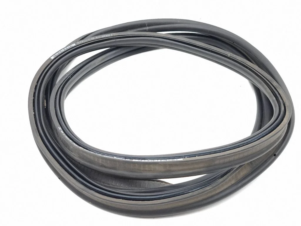 Loading door rubber seal (on body) 8Y4827705D