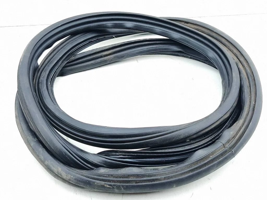 Loading door rubber seal (on body) LJ8BR404A07