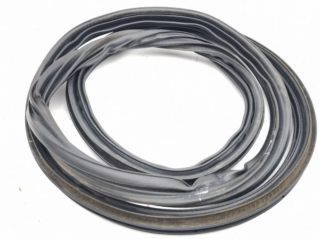 Laadimisukse tihend (kere pool) – Nissan 370Z (2009-2020)