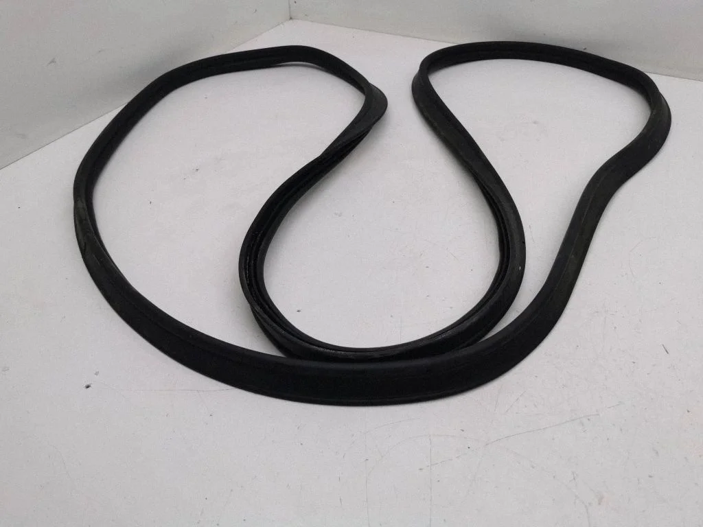 Loading door rubber seal (on body) 81A827705
