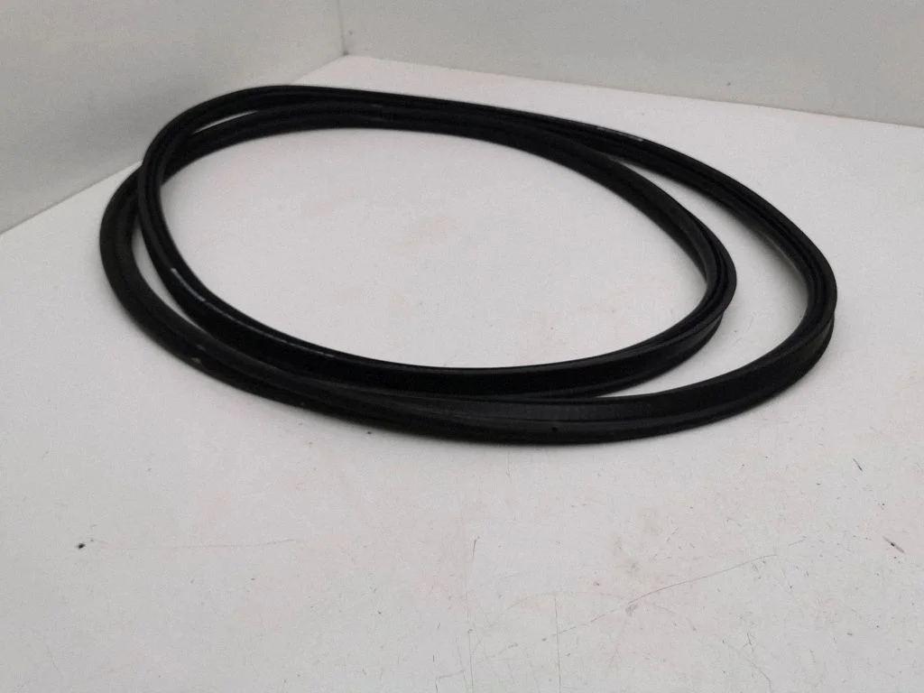 Loading door rubber seal (on body) 8Y4827705D