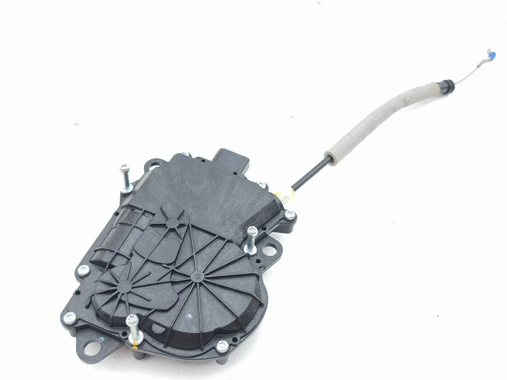 Aizmugurējā vāka slēdzene C03747106