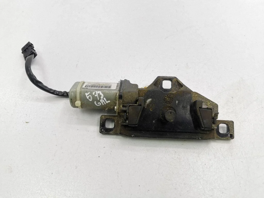 Domykacz klapy bagażnika – BMW Seria 5 E60 E61 (2004-2010)
