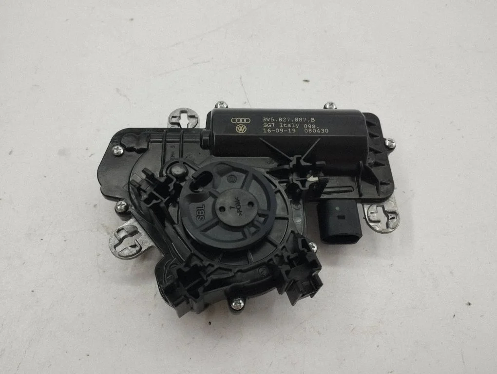 Aizmugurējā vāka piesaistes motors 3v5827887
