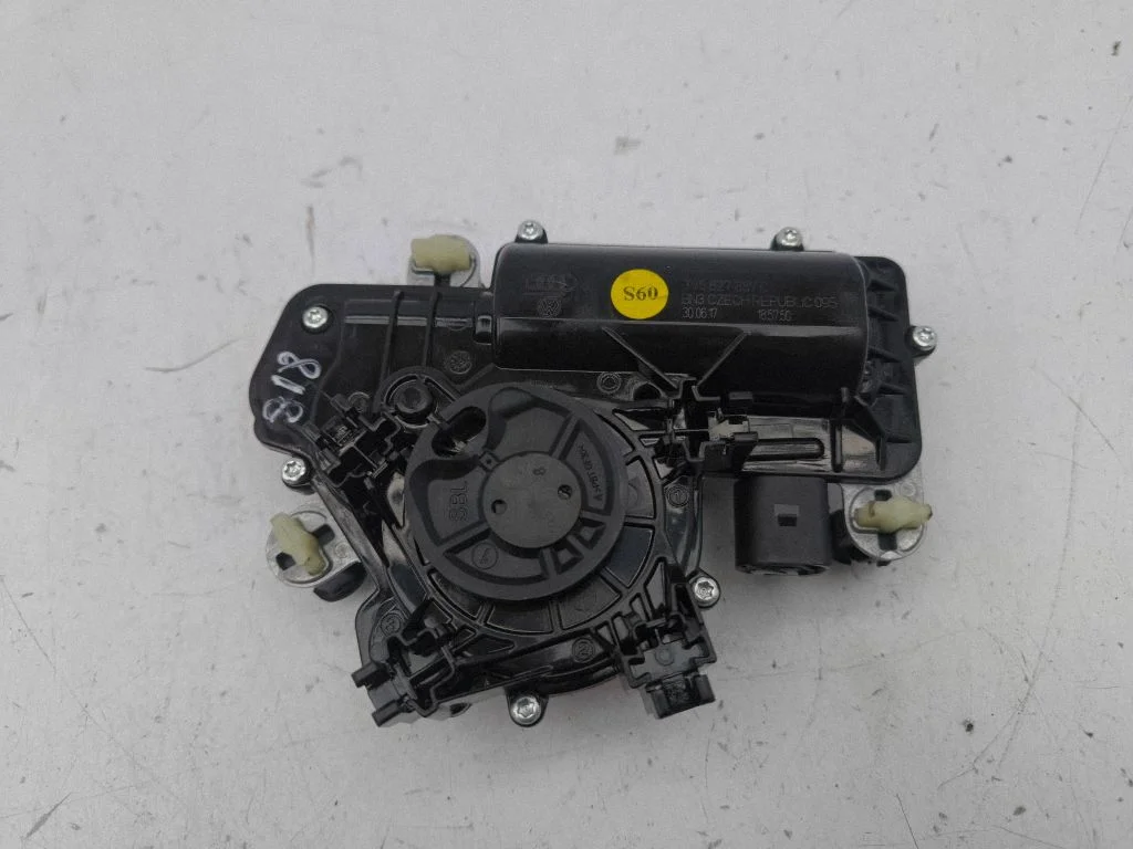 Aizmugurējā vāka piesaistes motors 3V5827887C