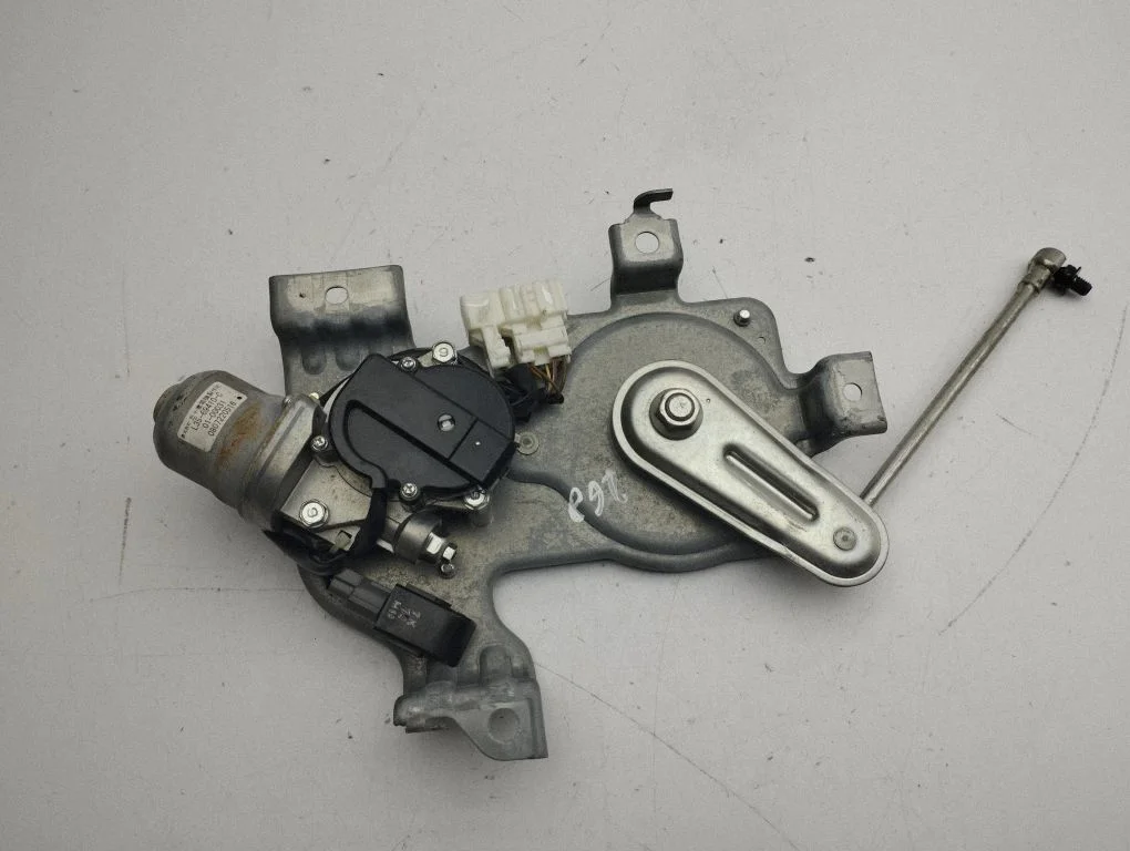Aizmugurējā vāka piesaistes motors L3569410C