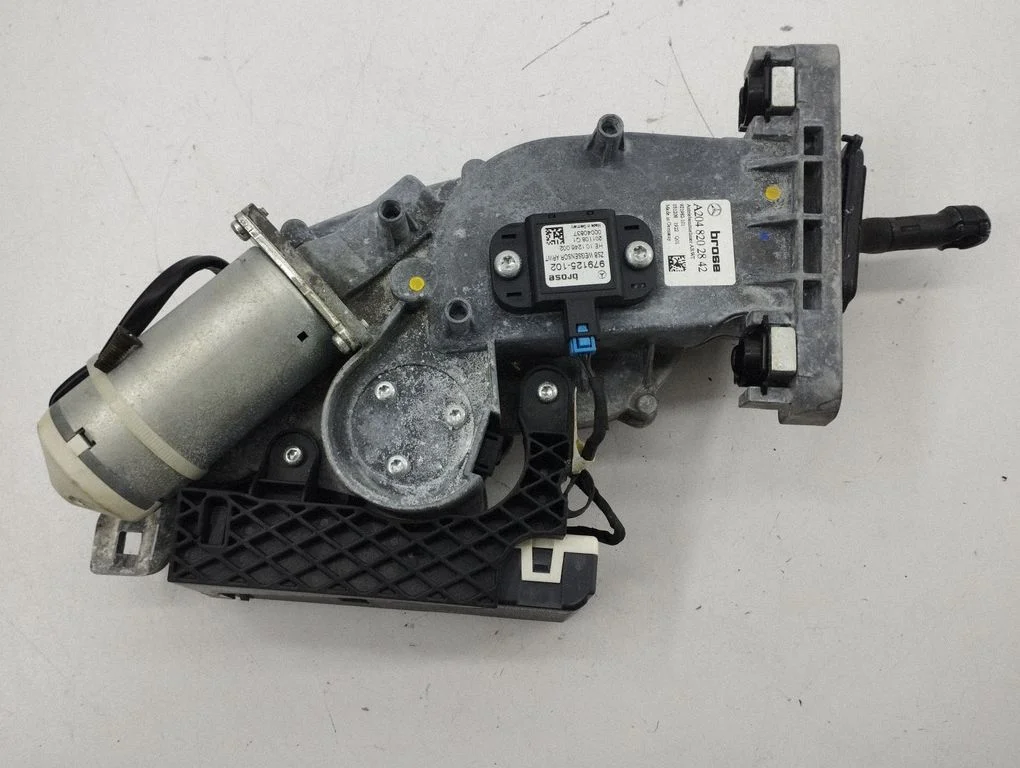 Aizmugurējā vāka piesaistes motors A2048708926