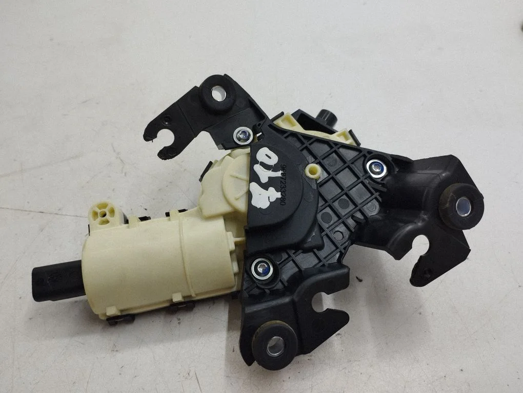 Aizmugurējā vāka piesaistes motors 9687233280