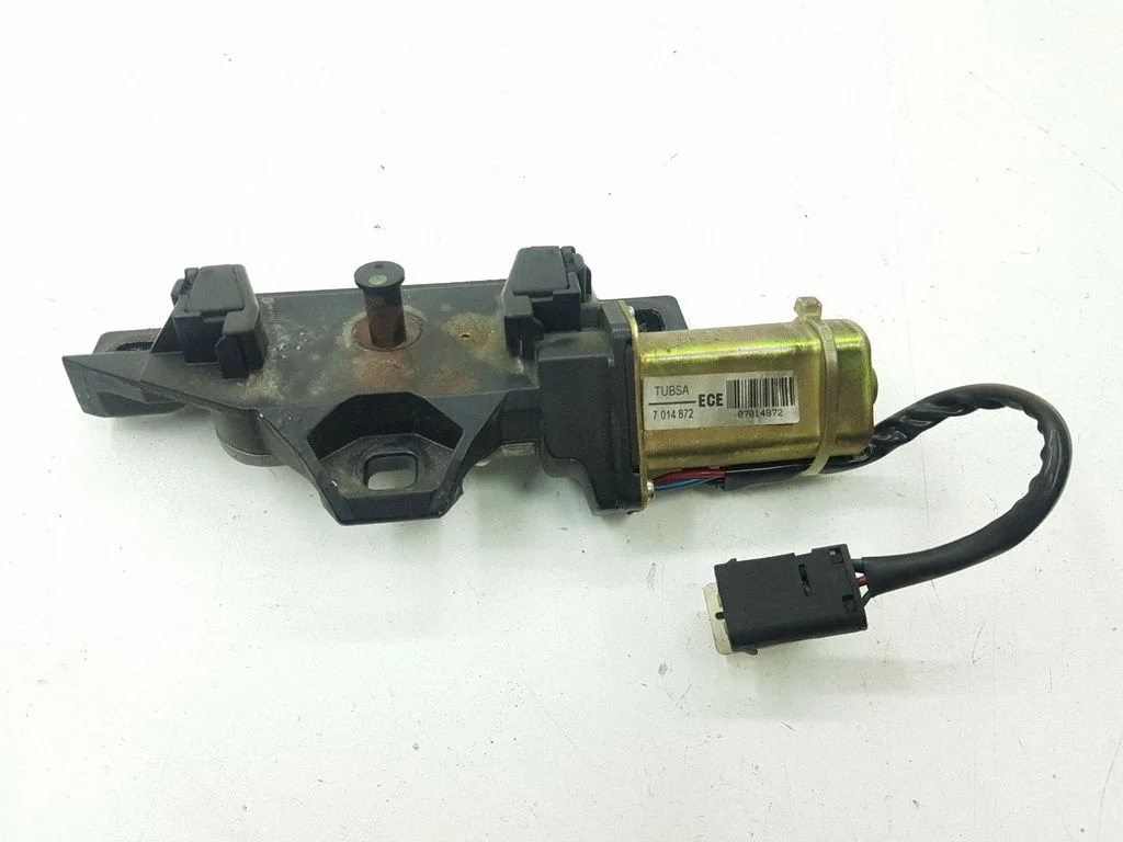 Aizmugurējā vāka piesaistes motors 07014872