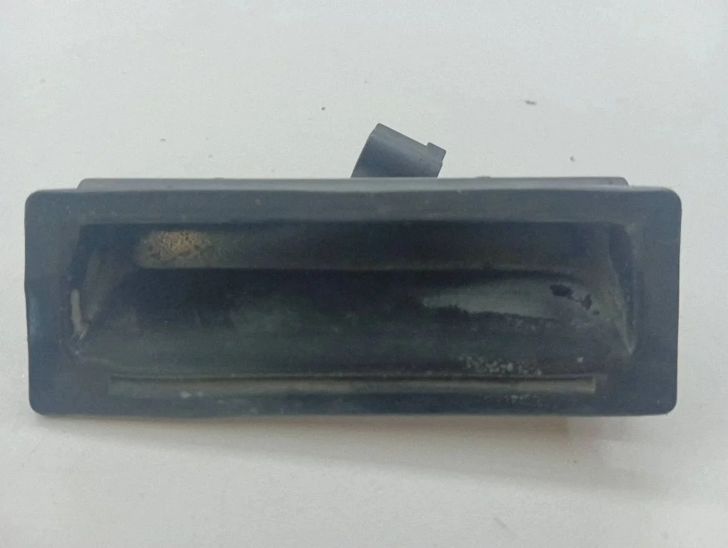 Klamka zewnętrzna klapy bagażnika 1J0827566F