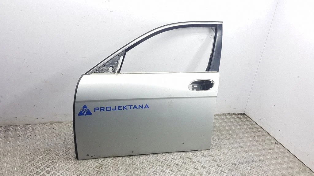 Priekšējās durvis – kreisā