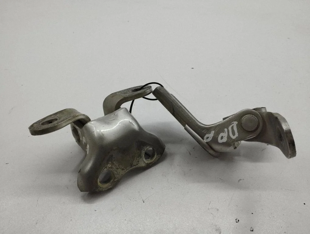 Esiukse hingede komplekt – Toyota Corolla Verso AR10 (2004-2009)
