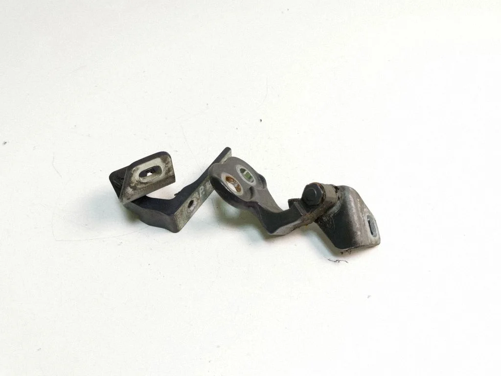 Esiukse hingede komplekt – Ford Focus (2010-2017)