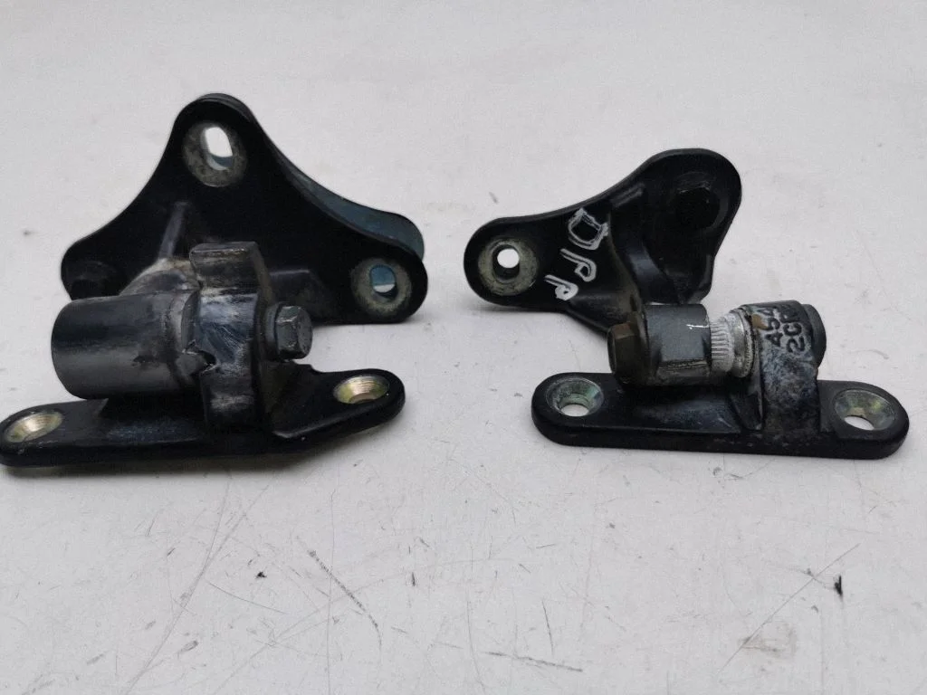 Esiukse hingede komplekt – Mercedes-Benz ML-klass W164 (2005-2011)