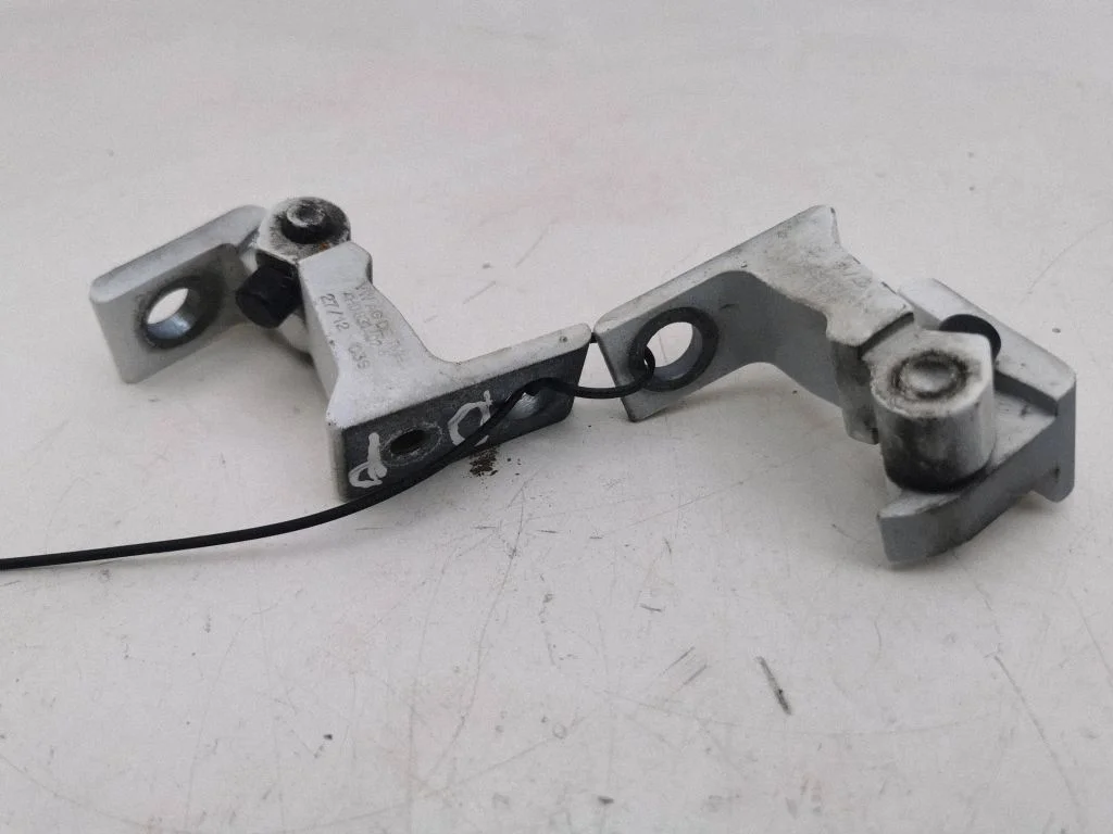 Esiukse hingede komplekt 4H0831402A