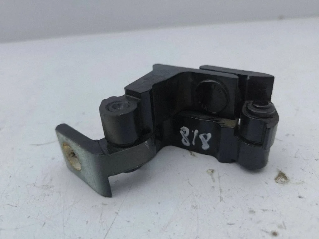 Priekšējo eņģu komplekts 80A831403A