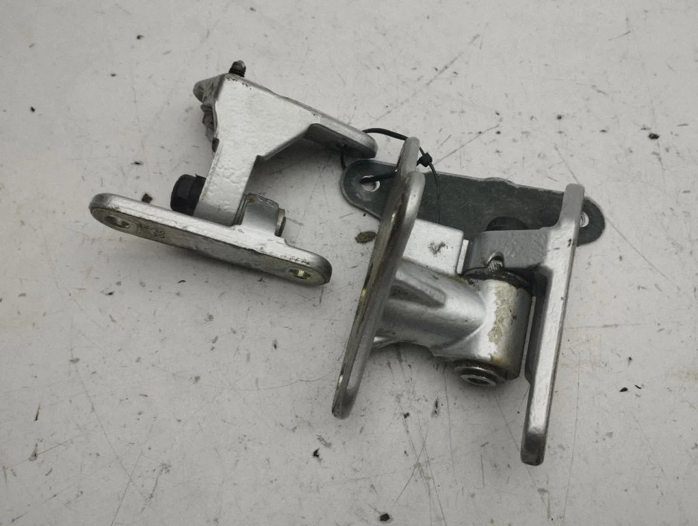 Esiukse hingede komplekt – Mercedes-Benz ML-klass W164 (2005-2011)