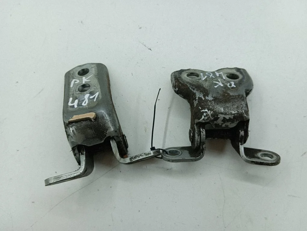 Esiukse hingede komplekt – Toyota Avensis T250 (2003-2006)