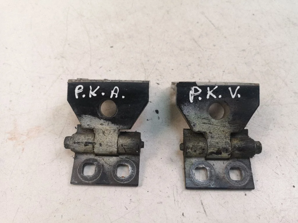 Esiukse hingede komplekt – BMW X3 E83 (2003-2010)