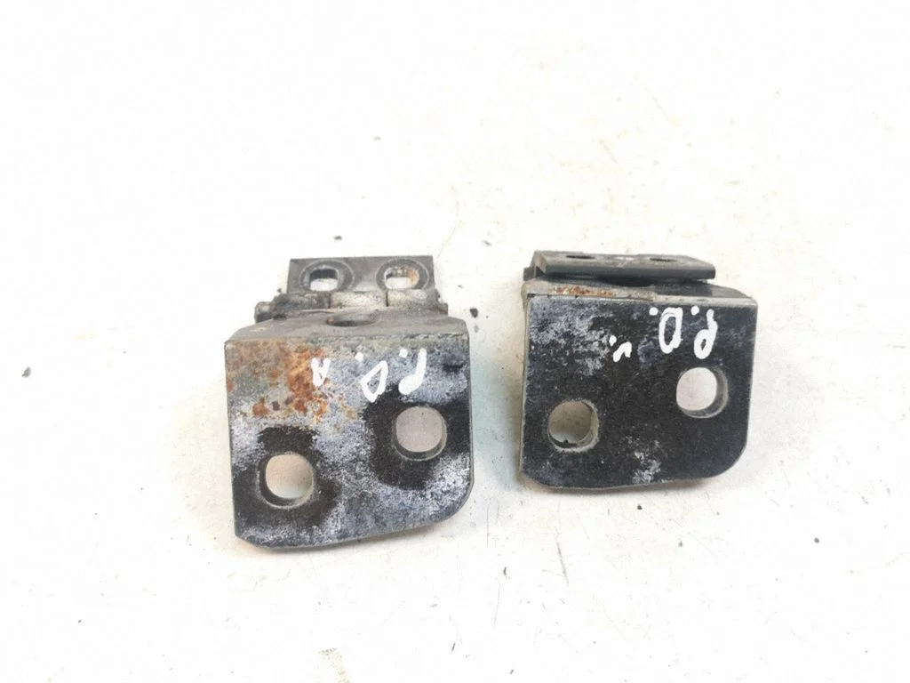 Esiukse hingede komplekt – BMW X3 E83 (2003-2010)
