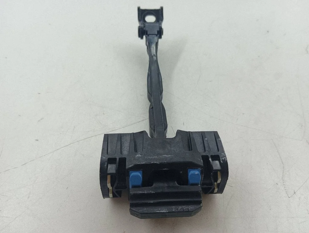 Priekšējo durvju atvēršanas ierobežotājs – labā