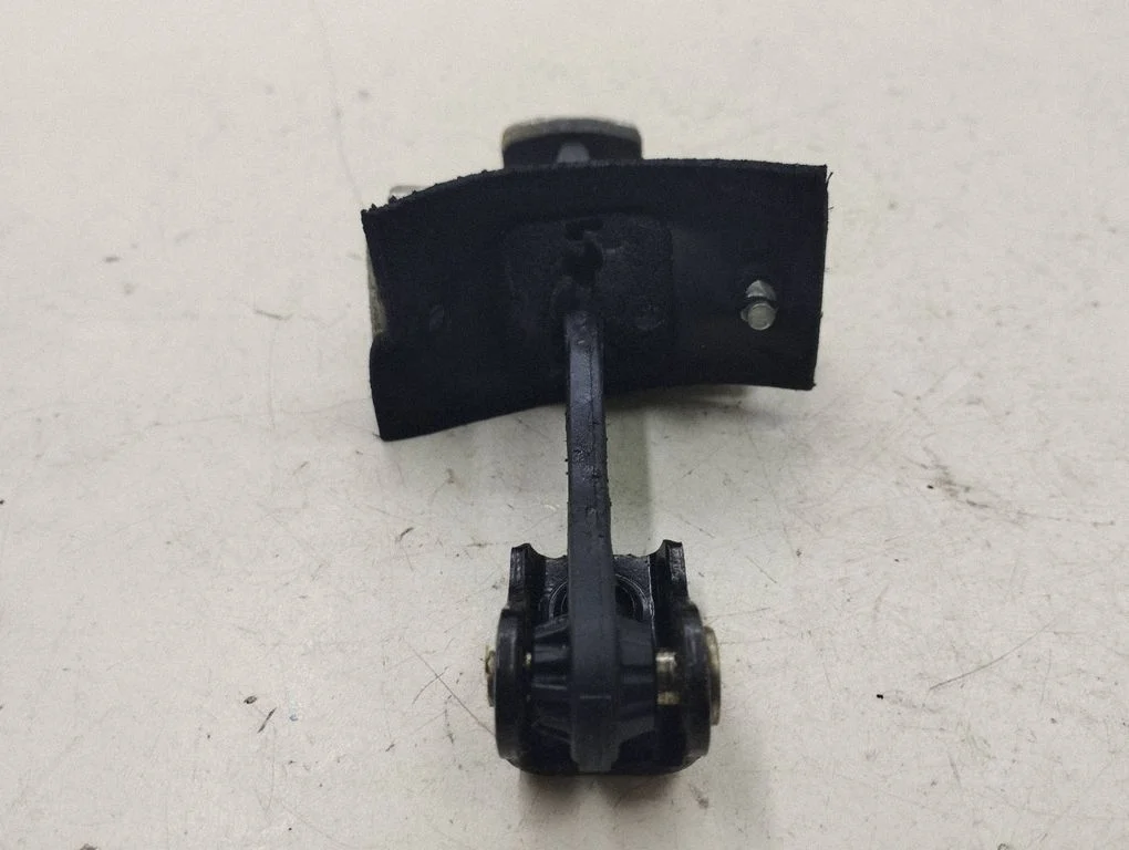 Front door check strap stopper 103LhD3E