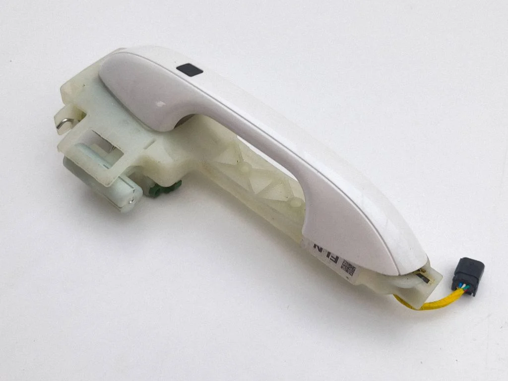 Front door exterior handle – left