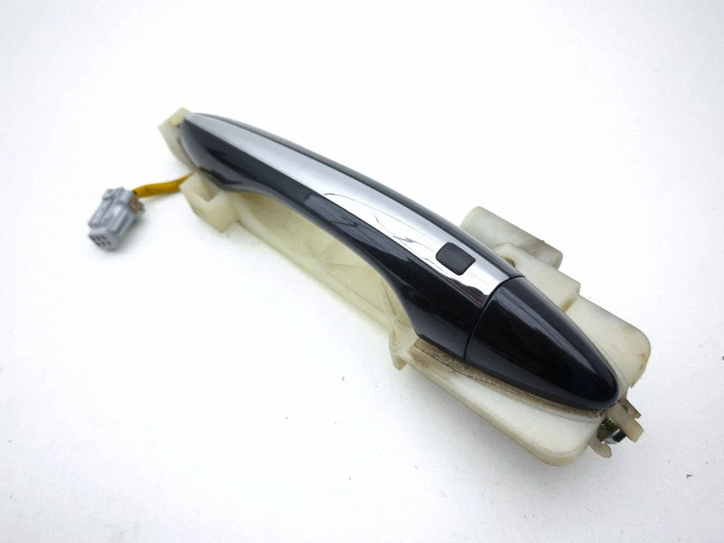 Front door exterior handle – left