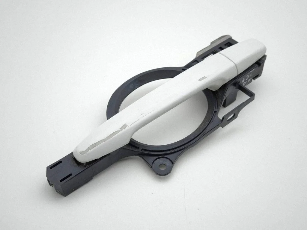 Front door exterior handle – left