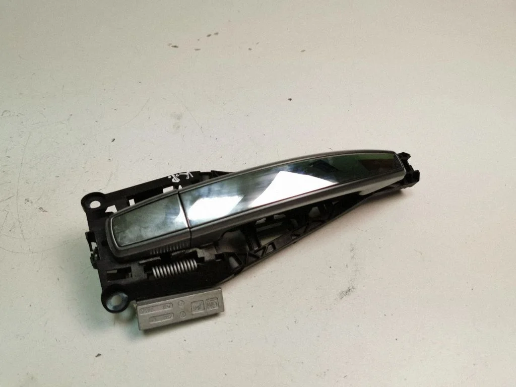 Front door exterior handle – left