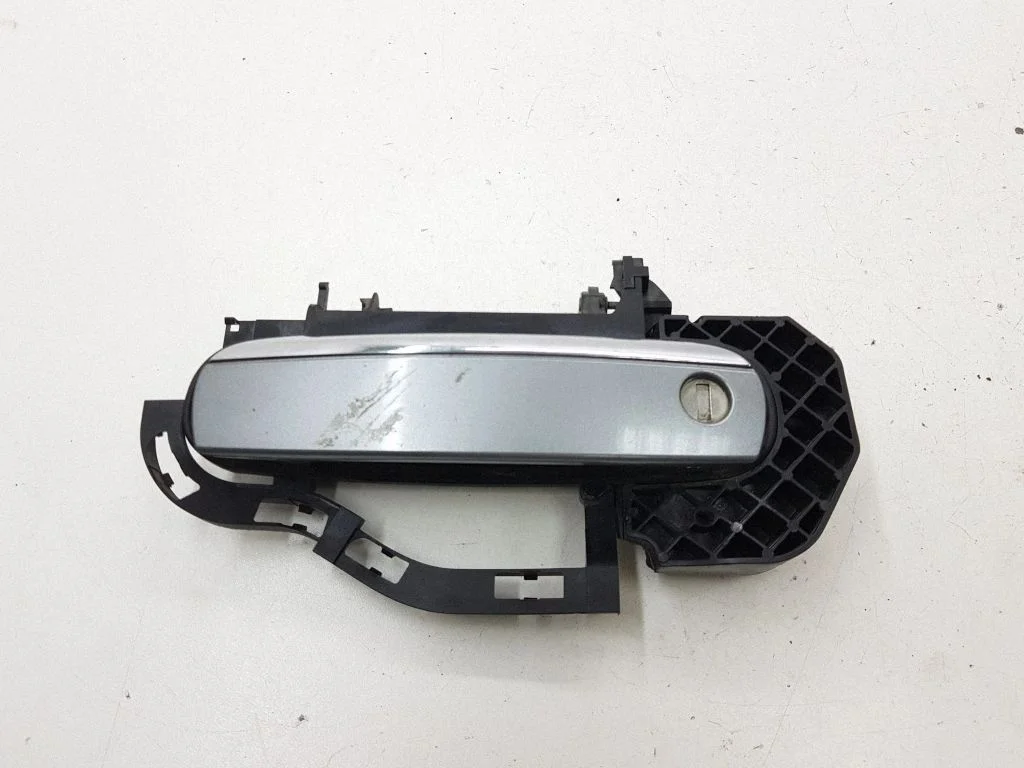Klamka zewnętrzna drzwi przednich 4F0837885
