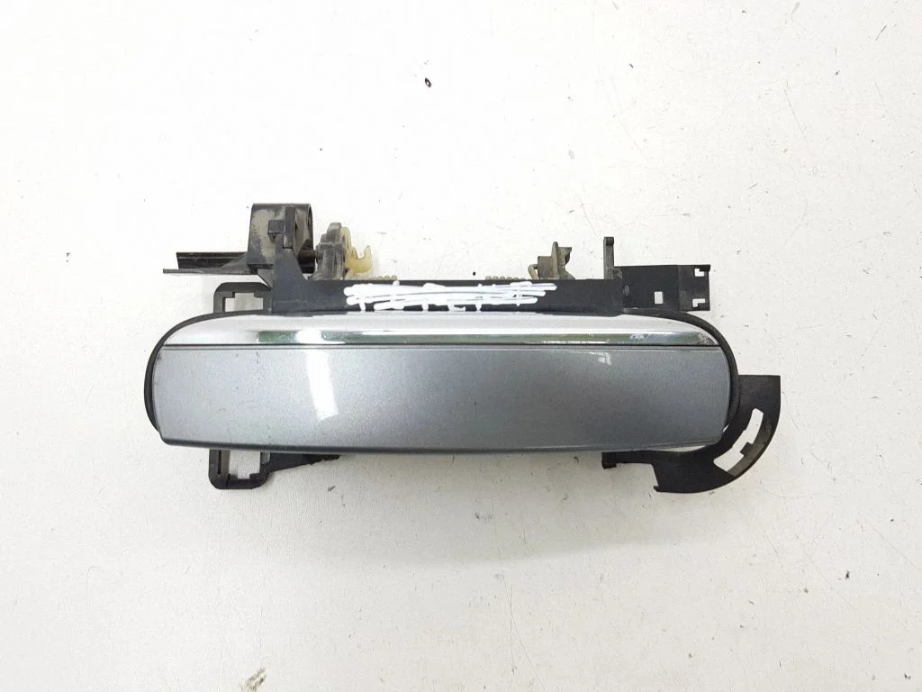 Klamka zewnętrzna drzwi przednich 4F0837886