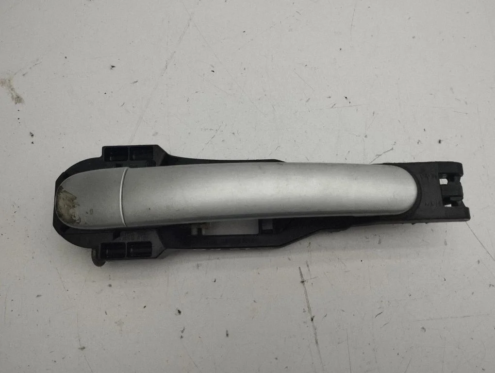 Front door exterior handle – right