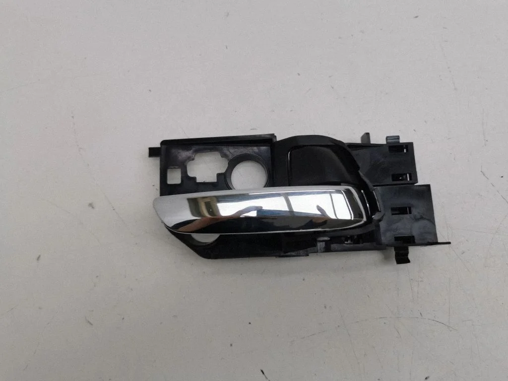 Front door interior handle – right