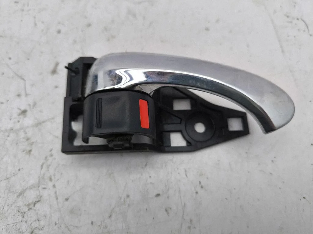 Front door interior handle – right