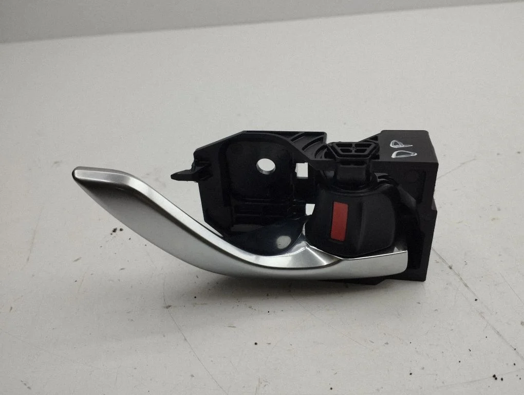 Front door interior handle – right