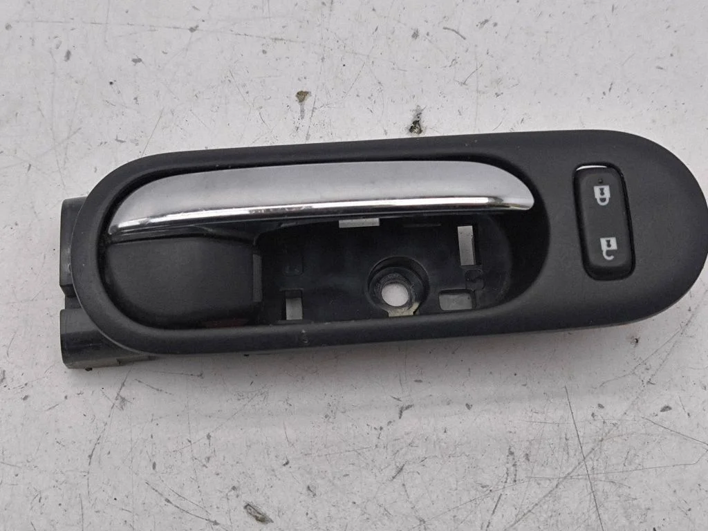 Front door interior handle – right