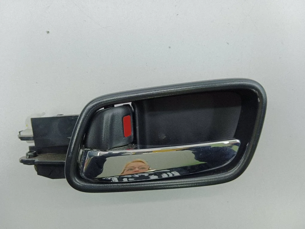 Front door interior handle – rear left