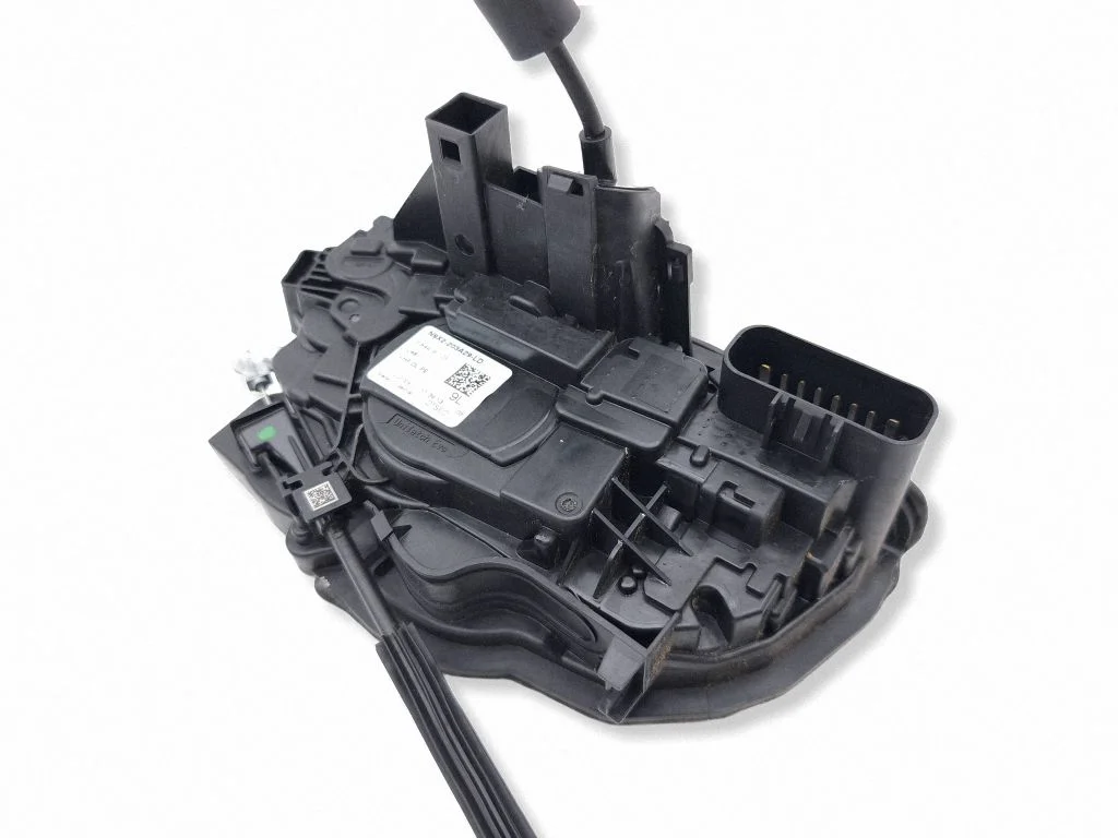Priekšējo durvju slēdzene M8E221813LB