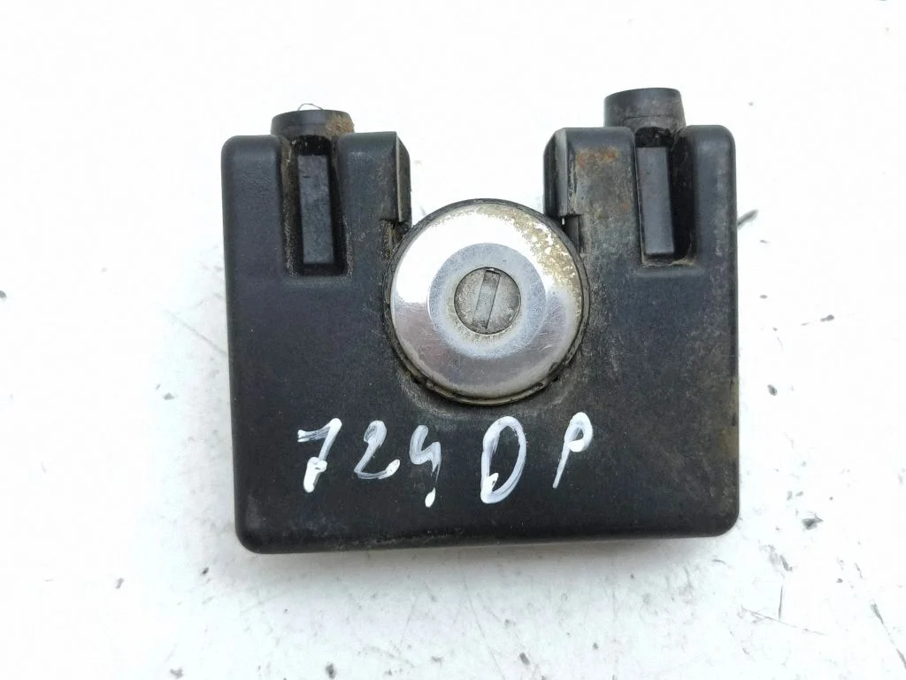 Zamek drzwi przednich 04724910A
