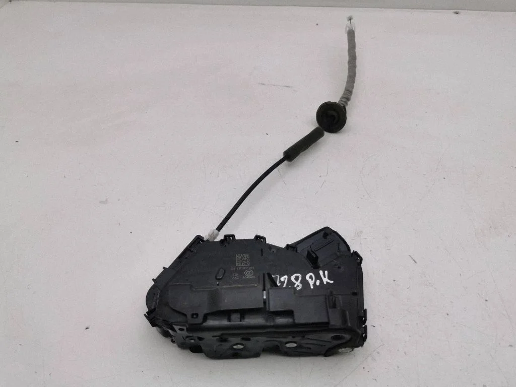 Priekšējo durvju slēdzene 5TC837015