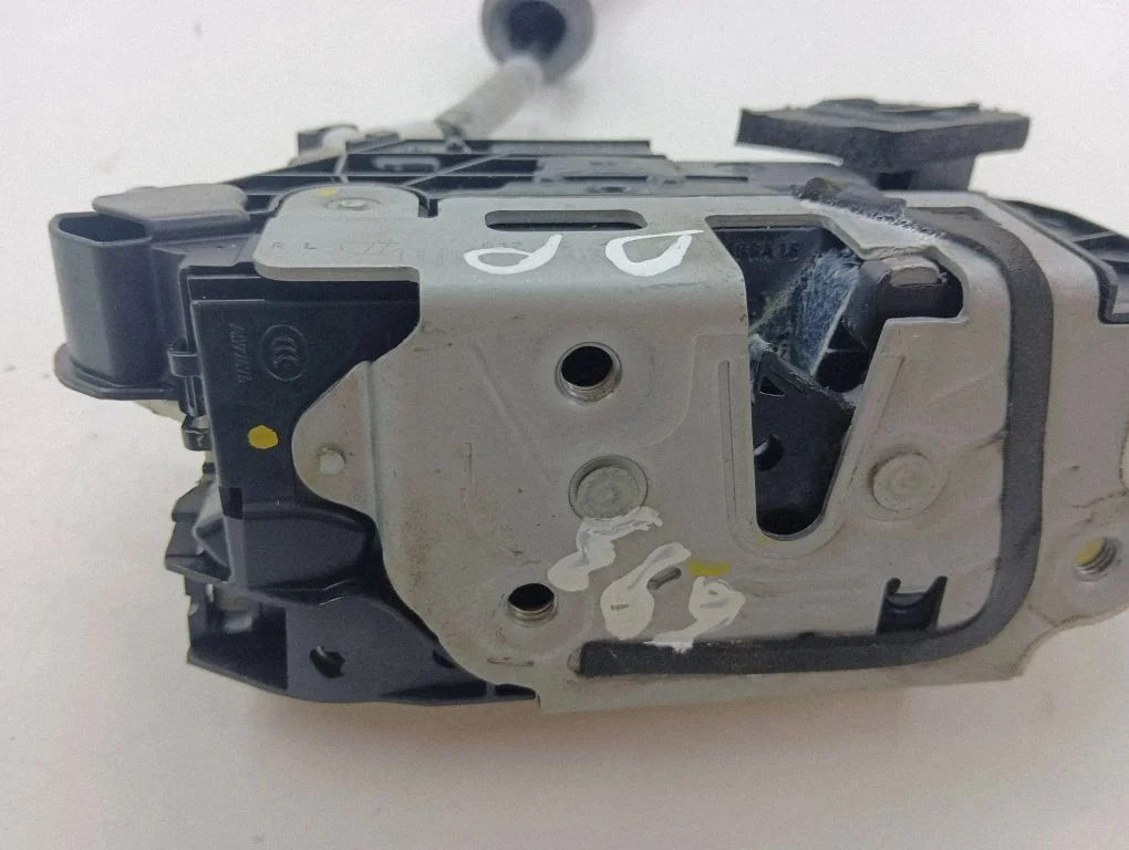 Front door lock 5E2837016B