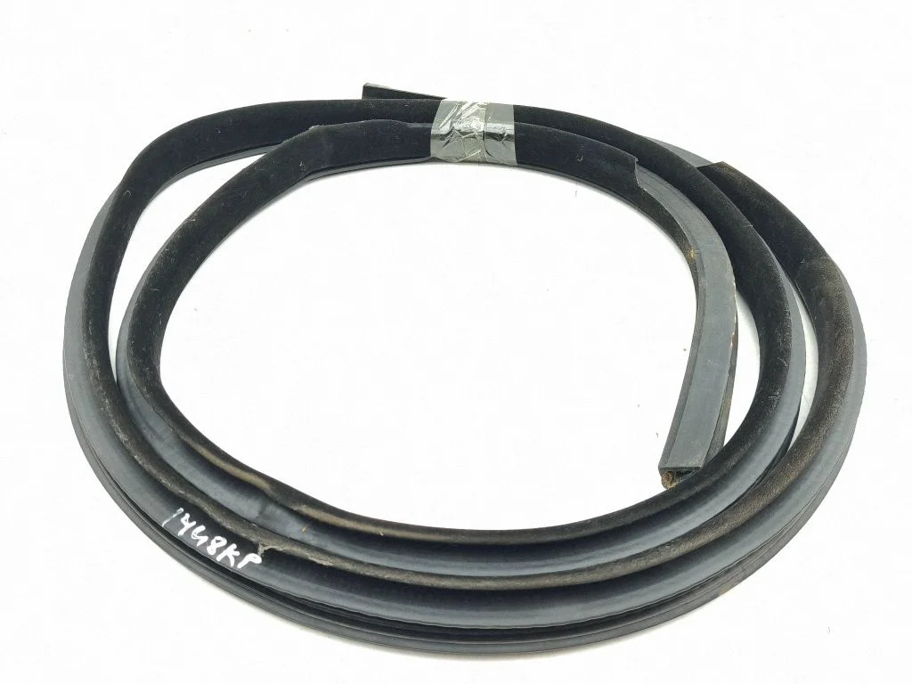 Esiukse tihend (kere pool) – vasak