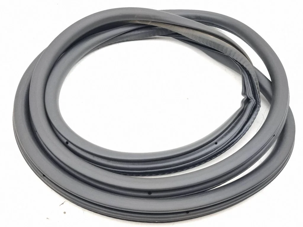 Esiukse tihend (kere pool) – vasak