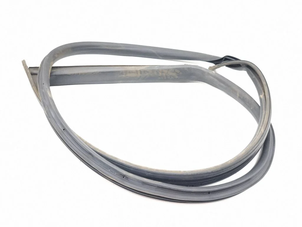 Esiukse tihend (kere pool) – vasak