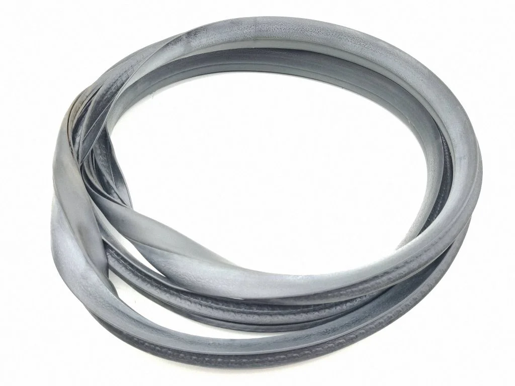 Esiukse tihend (kere pool) – vasak
